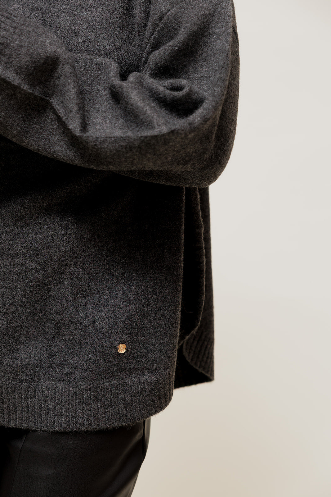 CALYORA - Pull Col Haut & Bas Arrondi Gris