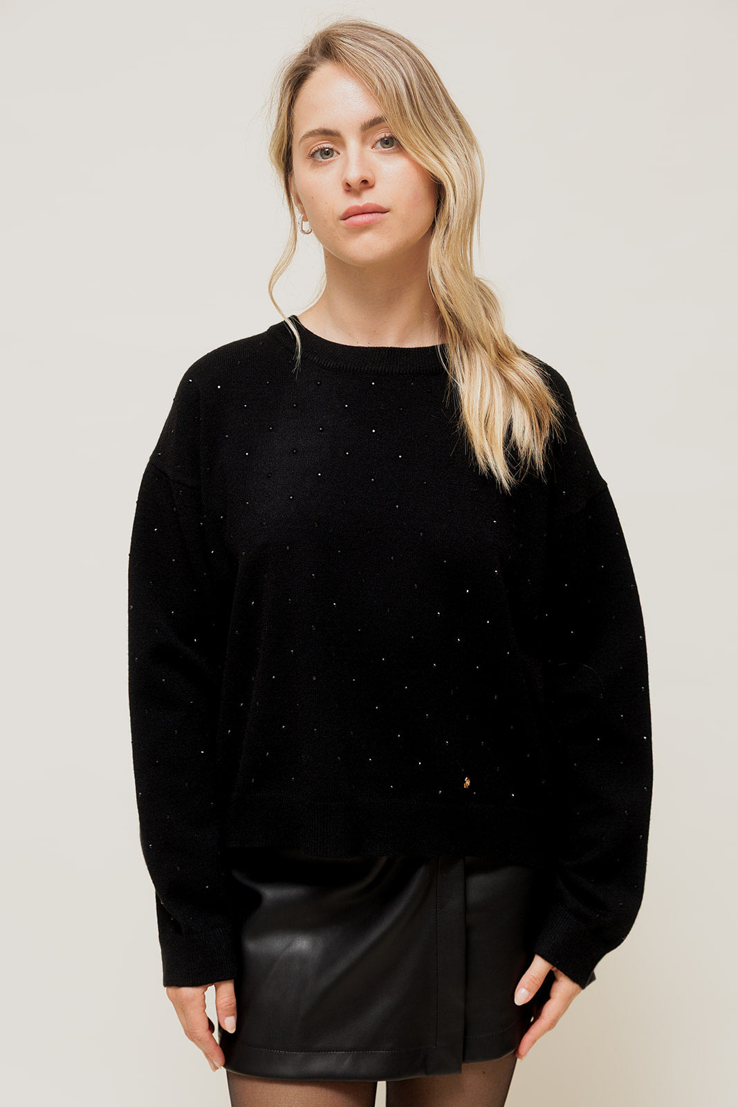 MAELYNE - Pull Col Rond Large avec Strass Noir