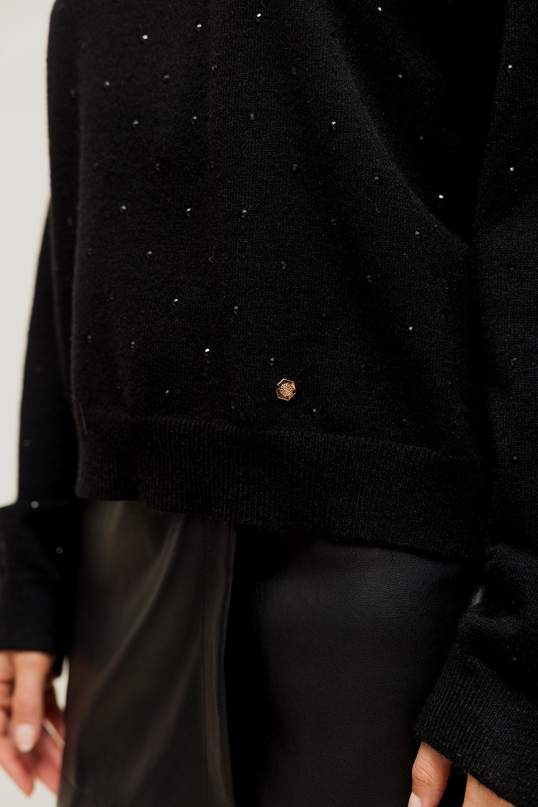 MAELYNE - Pull Col Rond Large avec Strass Noir