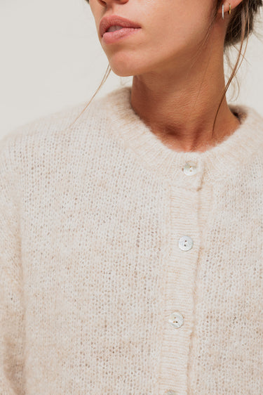 DELYA - Gilet Col Rond en Maille Alpaga Beige