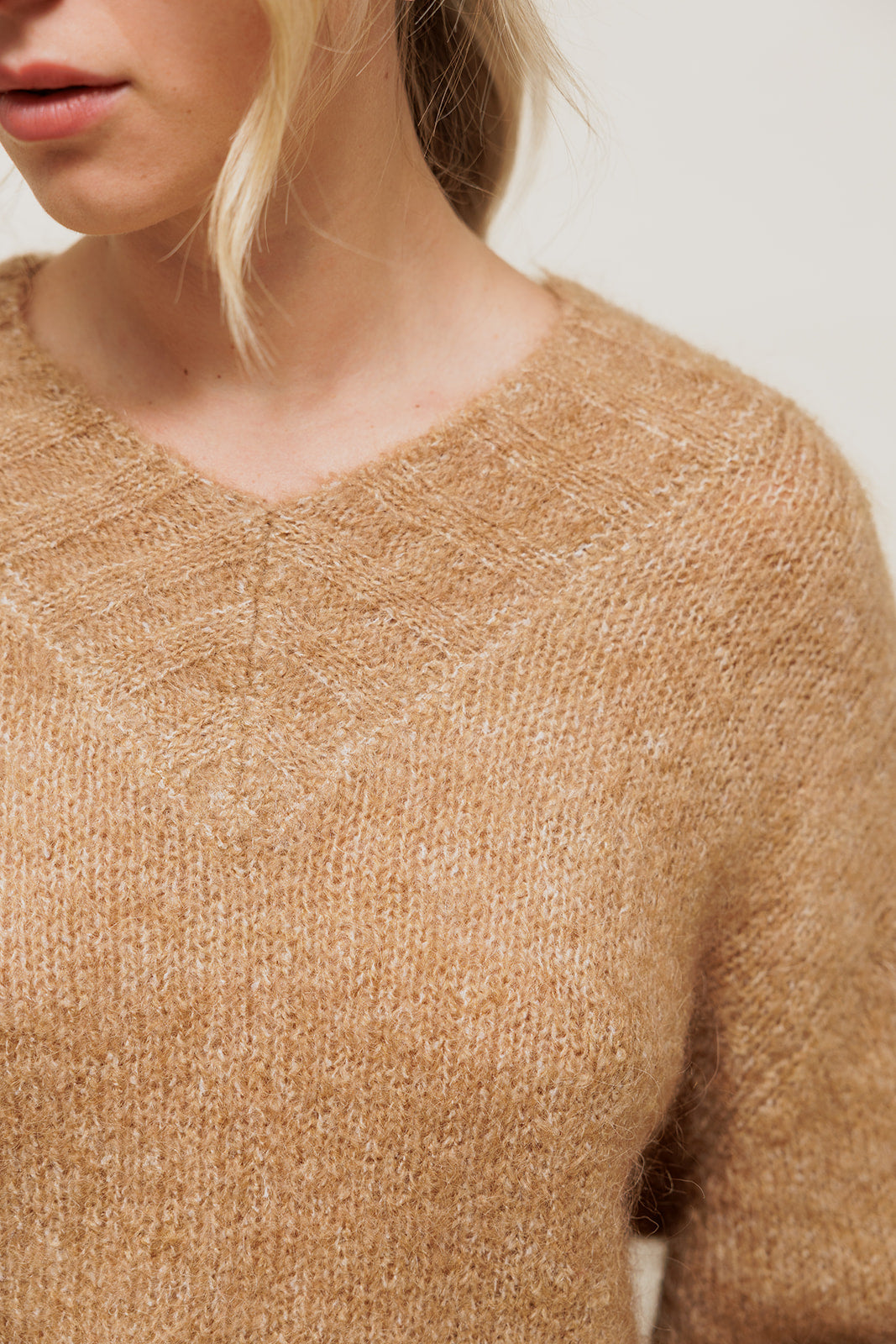 JALYRA - Pull Col V en Maille Camel