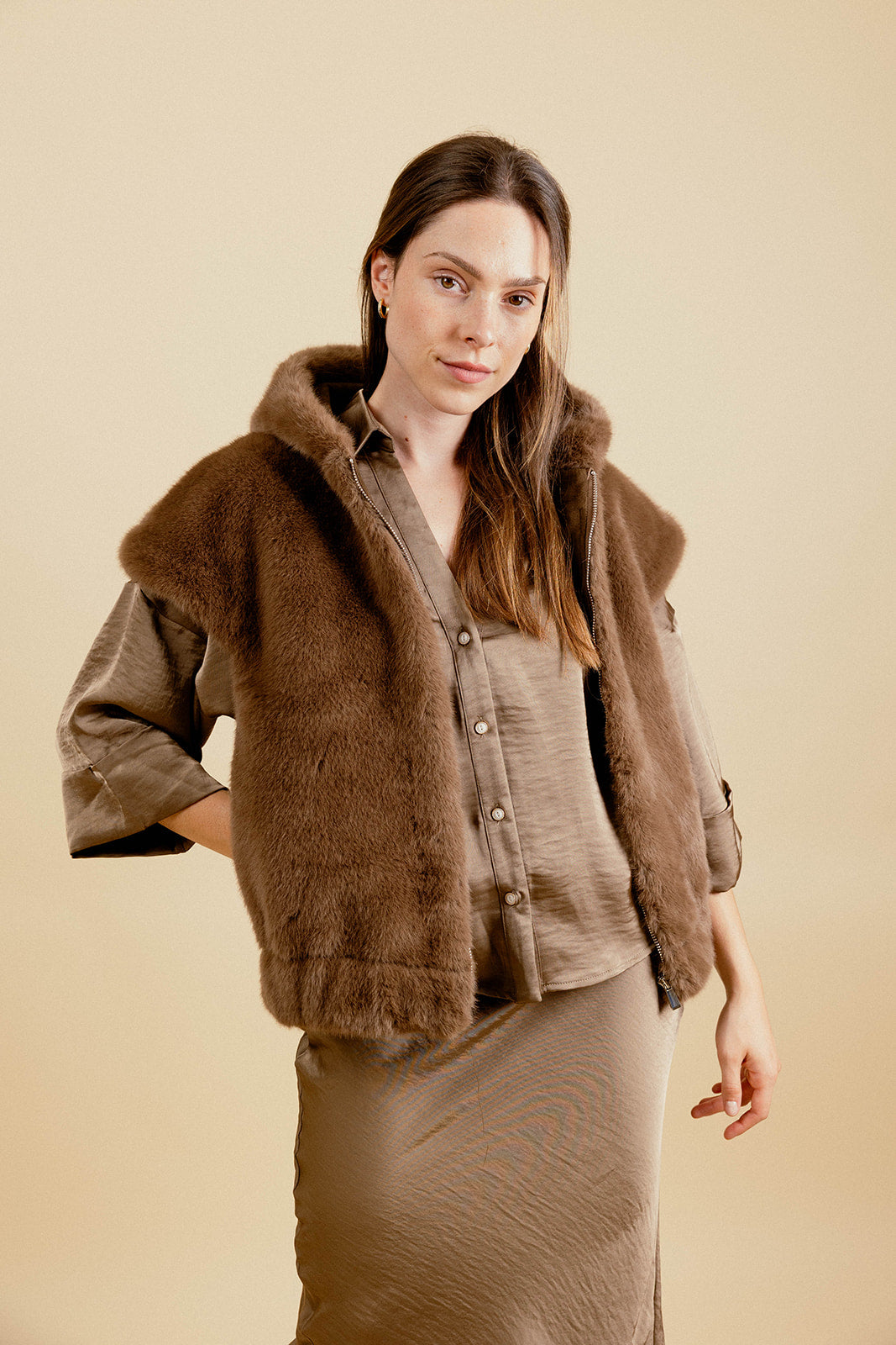 GABRIEL SLEEVELESS COAT - CHOCO