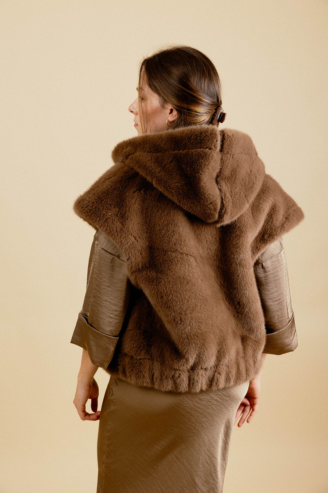 GABRIEL SLEEVELESS COAT - CHOCO