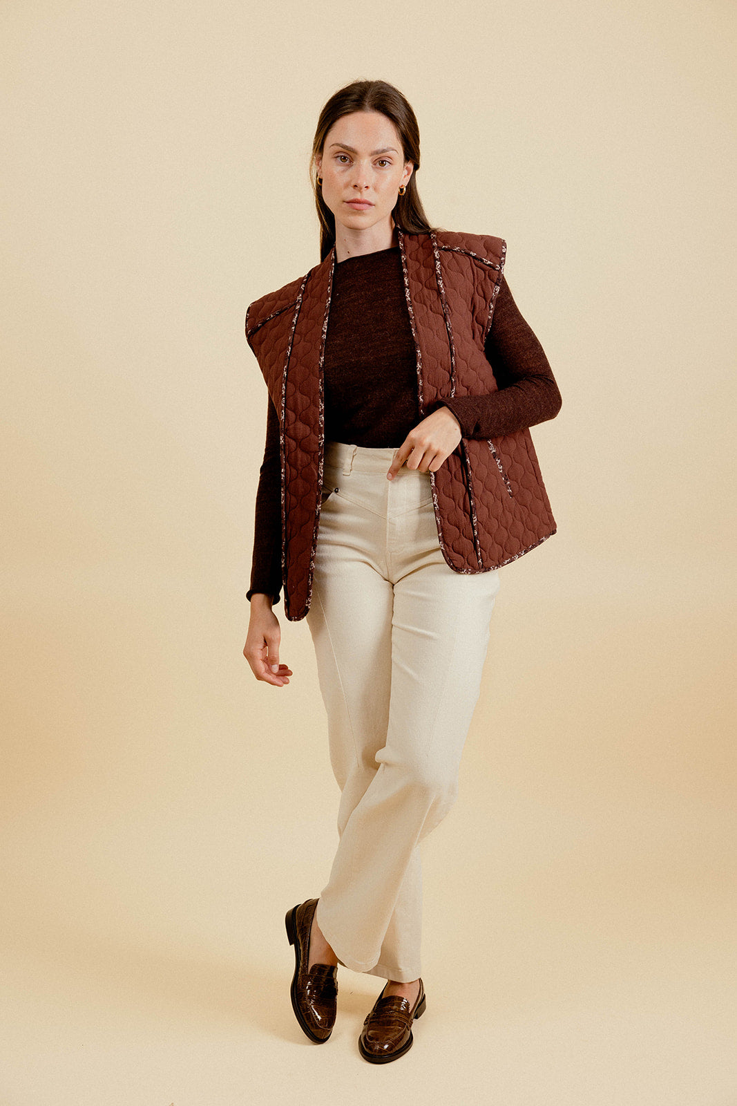 MIRA SLEEVELESS COAT - BROWN 