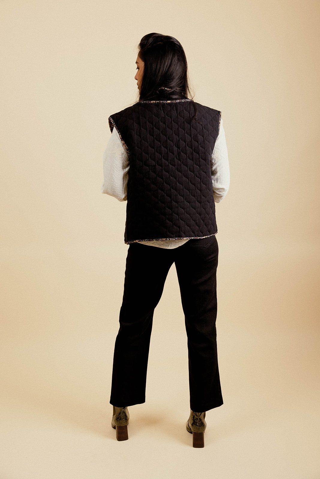 MIRA SLEEVELESS COAT - BLACK 