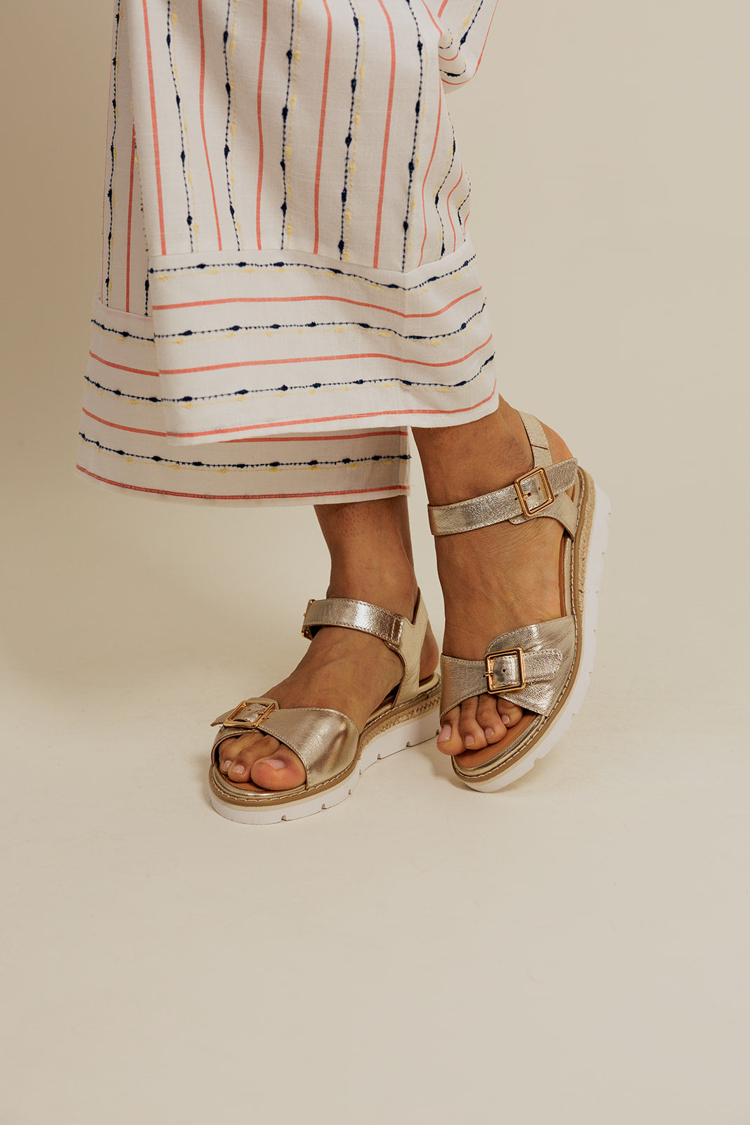 KIKA - Sandales Semelles Blanches en Cuir Doré/Platine