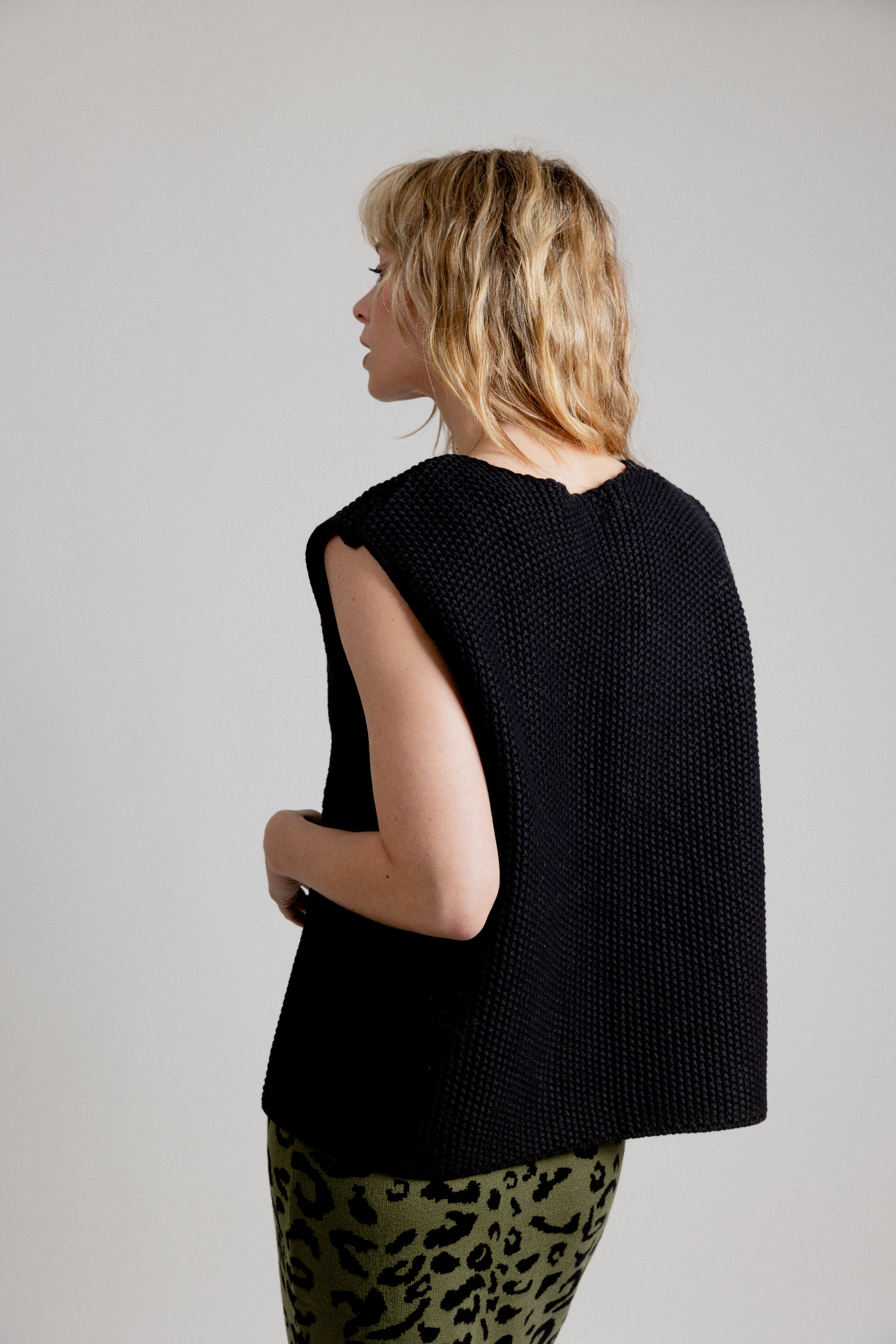 RIM VEST - BLACK