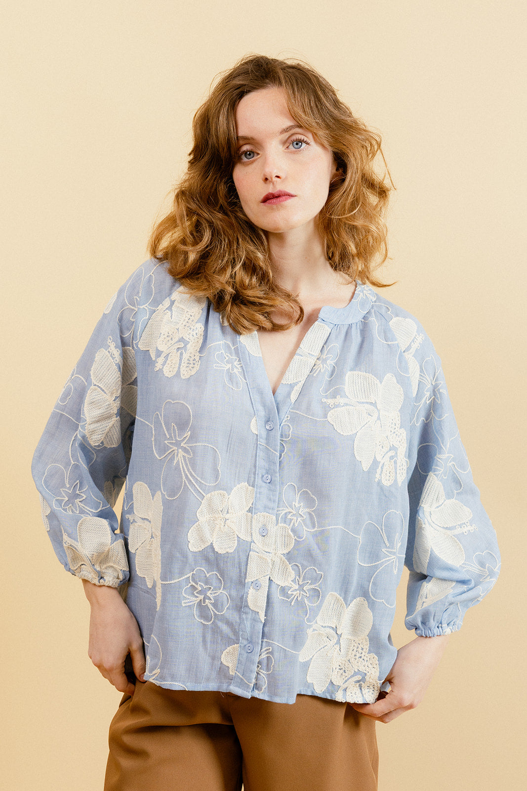 VIOLETTA - Chemise Bleue à Motif Floral Brodé