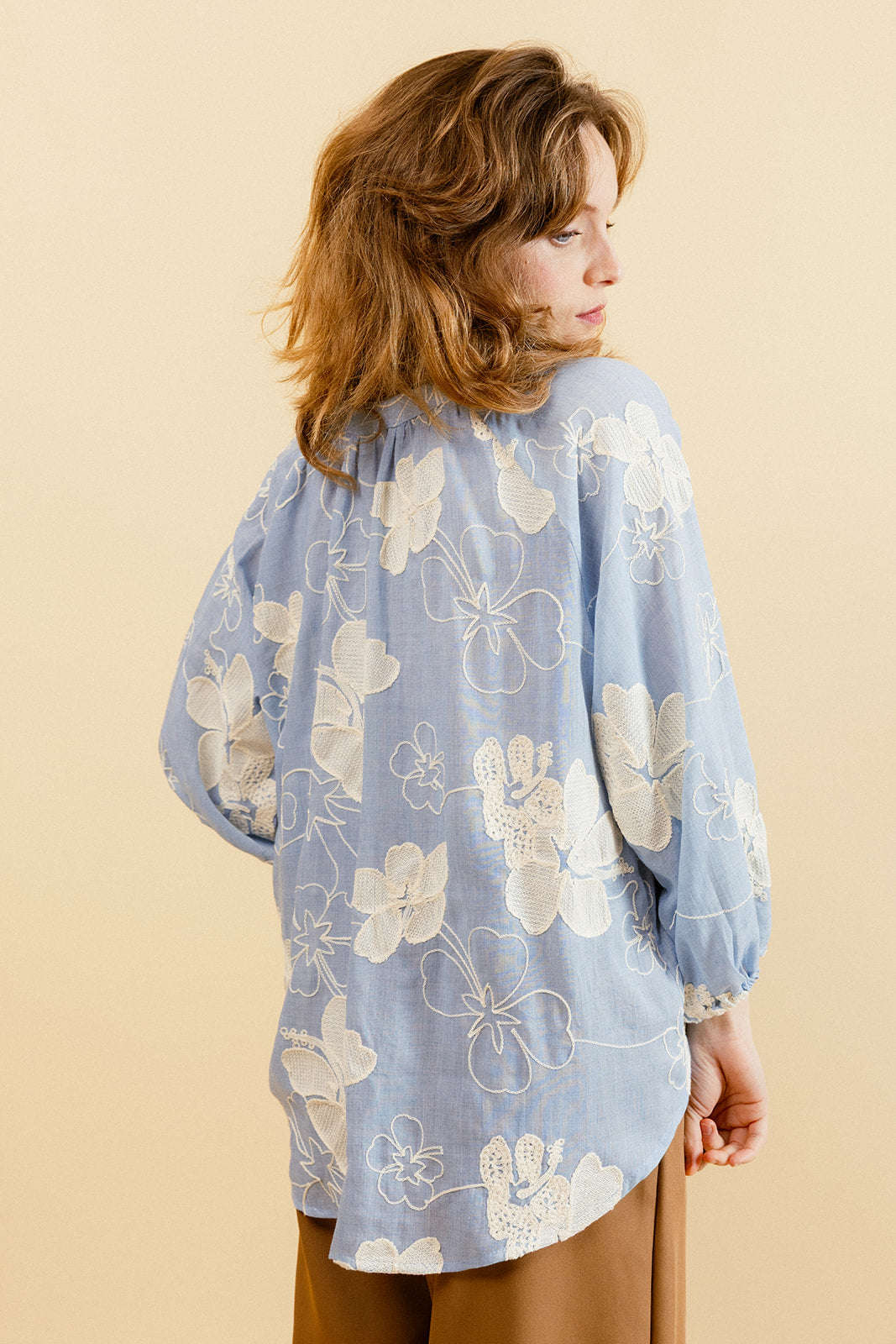 VIOLETTA - Chemise Bleue à Motif Floral Brodé