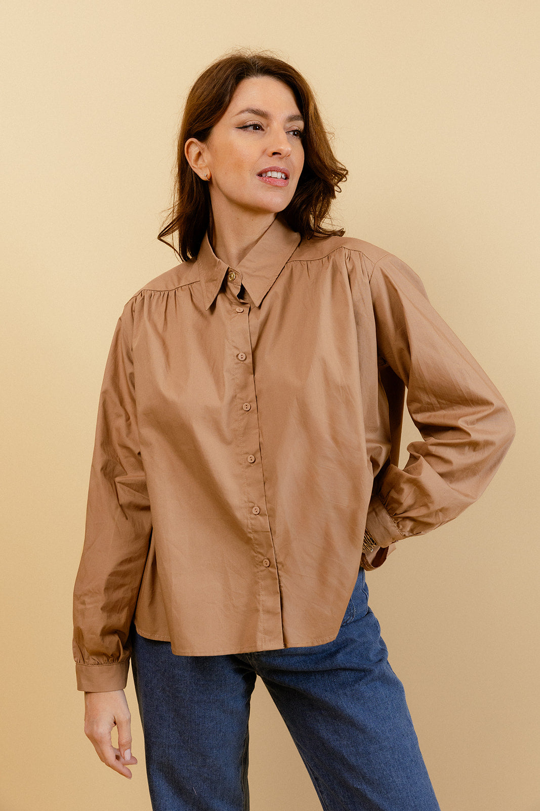 CARLOTA – Chemise Unie Camel avec Col Français