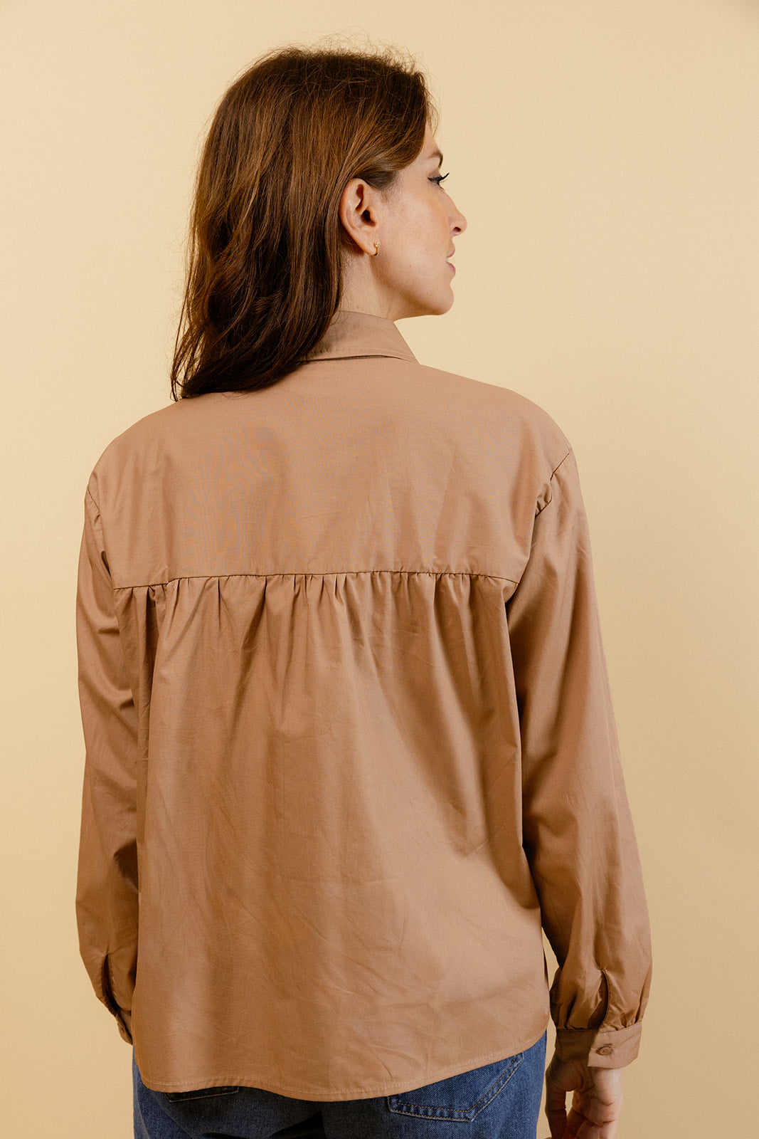 CARLOTA – Chemise Unie Camel avec Col Français