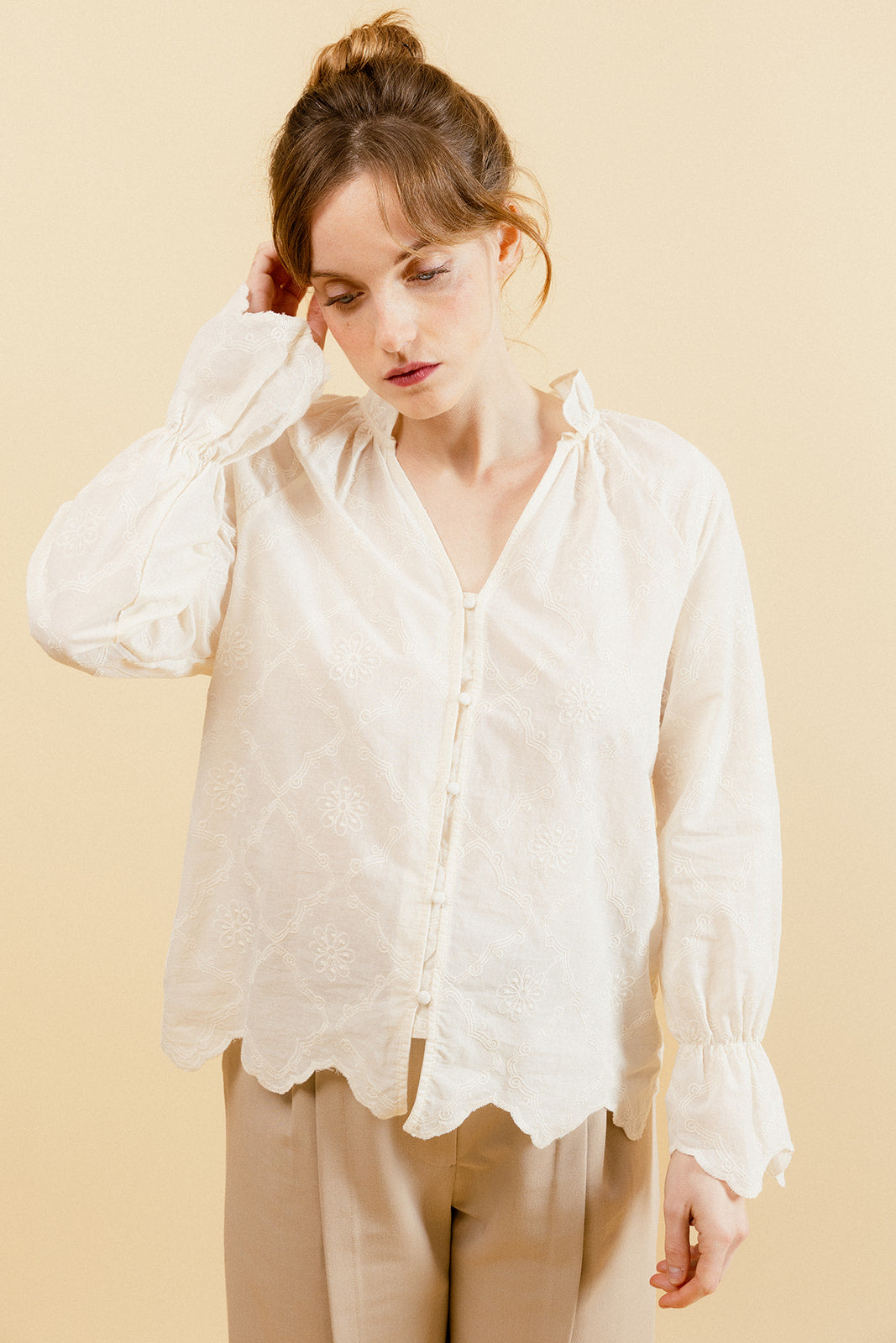 MADISON - Blouse Beige à Volants et Broderies