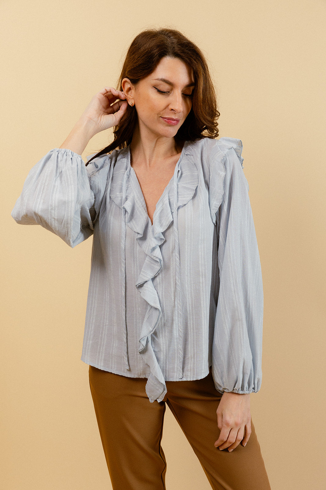HÉLÈNE – Blouse Unie Bleue à Volants 