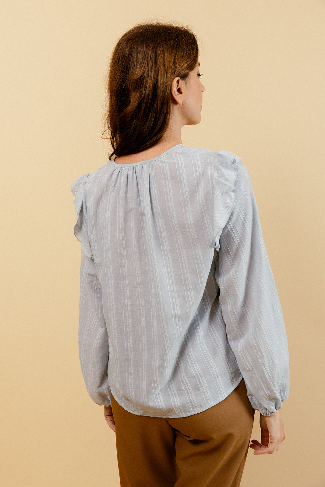 HÉLÈNE – Blouse Unie Bleue à Volants 