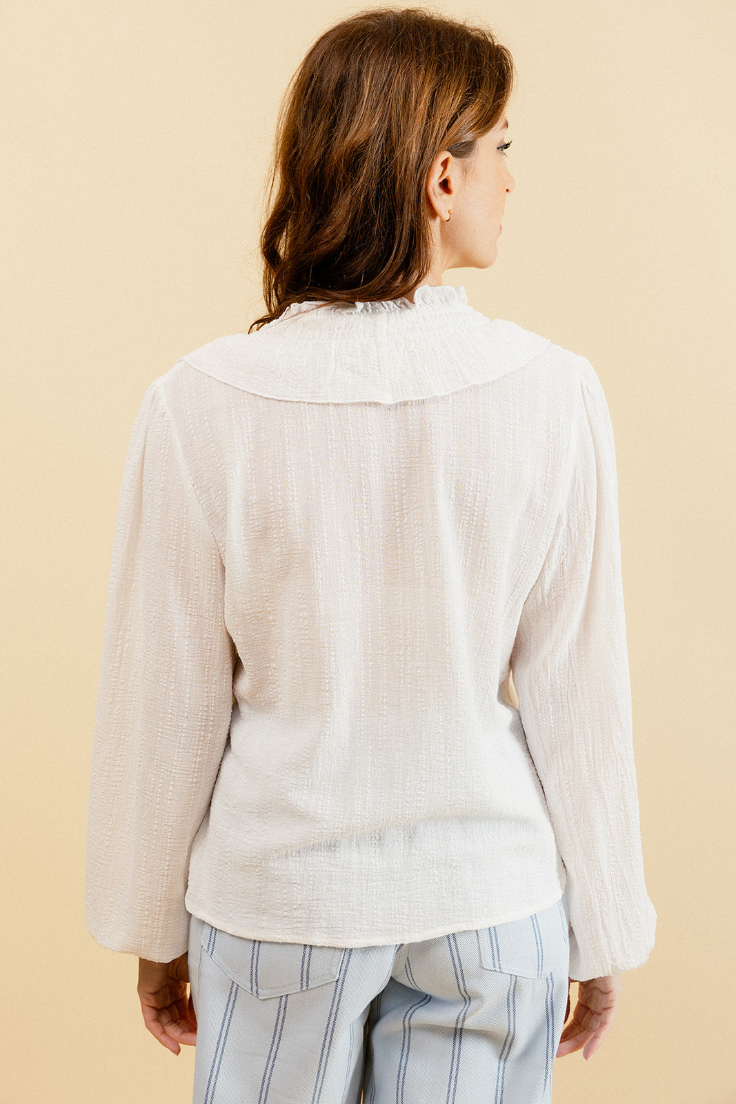 YOLÈNE - Blouse Unie Blanche à Col V et Froufrous