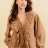 YOLÈNE - Blouse Unie Camel à Col V et Froufrous 