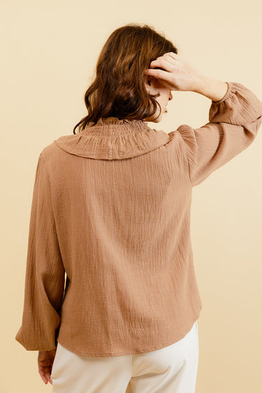 YOLÈNE - Blouse Unie Camel à Col V et Froufrous 