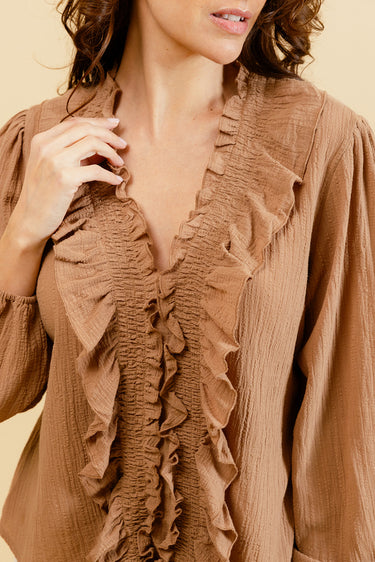 YOLÈNE - Blouse Unie Camel à Col V et Froufrous 