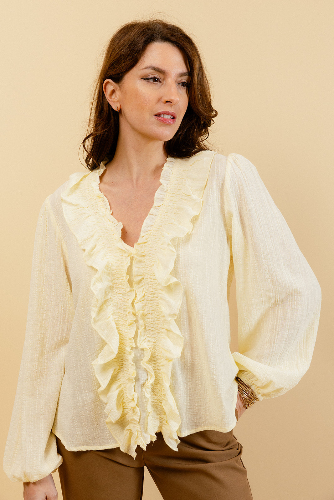 YOLÈNE - Blouse Unie Jaune à Col V et Froufrous
