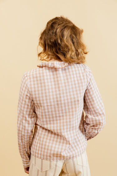 ISOBEL – Chemise Motif Vichy Beige avec Broderies 