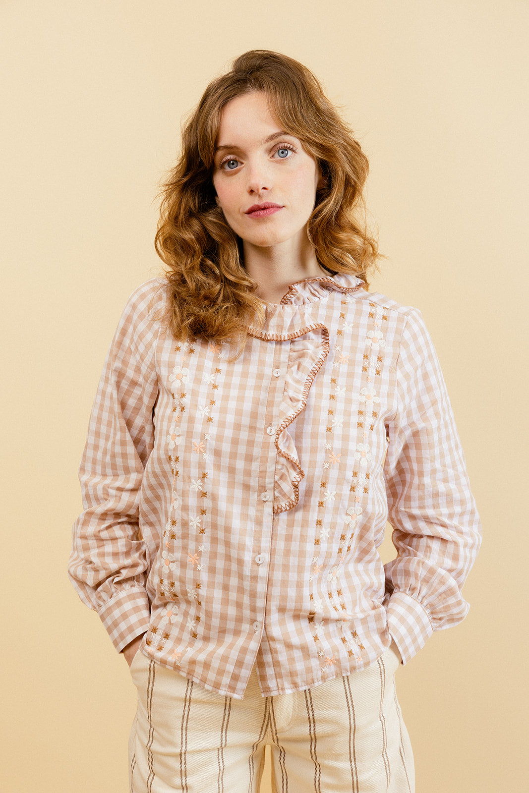 ISOBEL – Chemise Motif Vichy Beige avec Broderies 