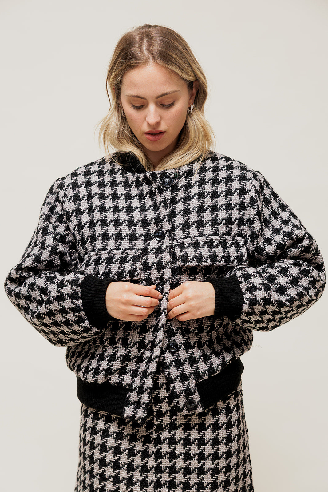 MELORYA - Manteau Court Forme Bomber en Tweed Pied-de-Poule