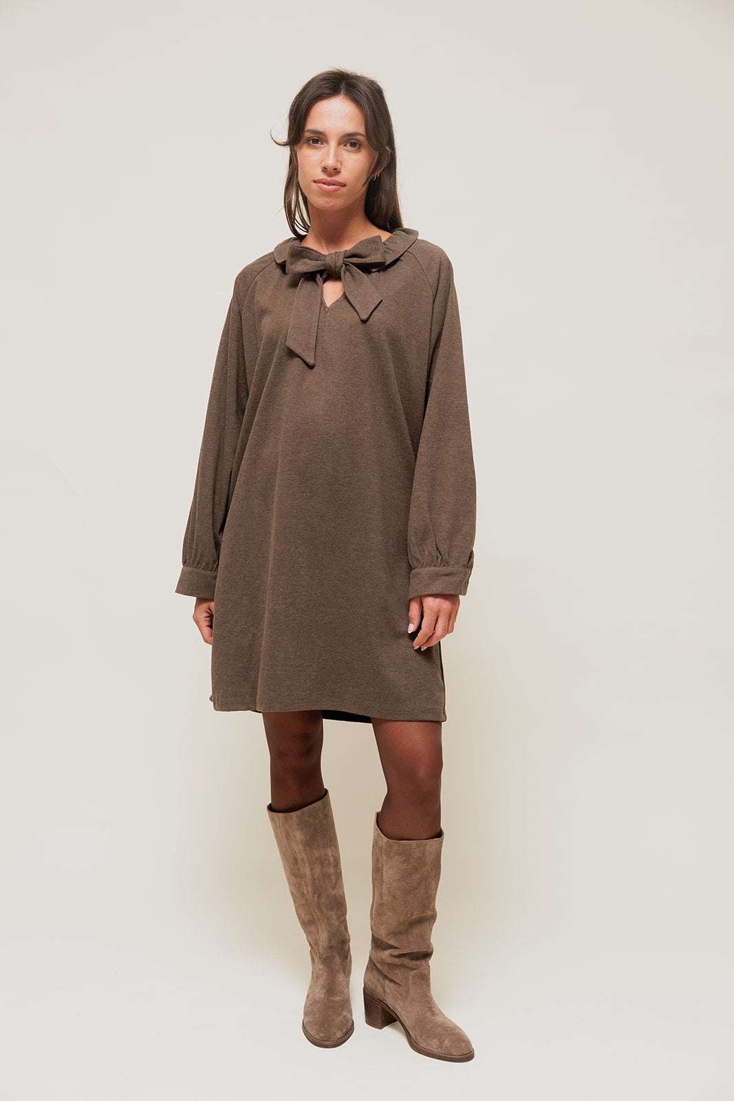 SORAYAE - Robe Courte en Maille Sweat Marron à Col Lavallière