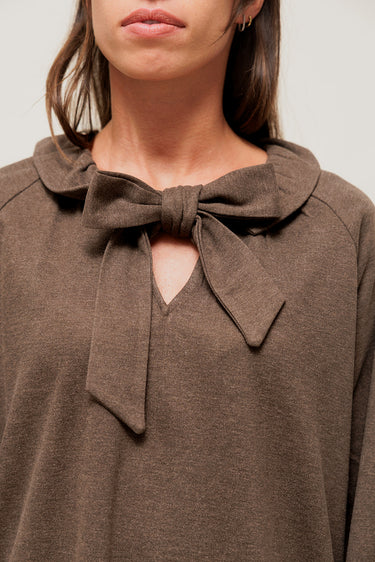 SORAYAE - Robe Courte en Maille Sweat Marron à Col Lavallière