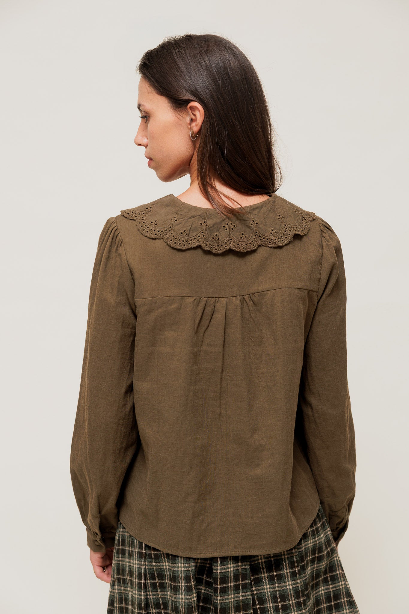 CORISANDE - Blouse Unie à Grand Col Brodé Kaki