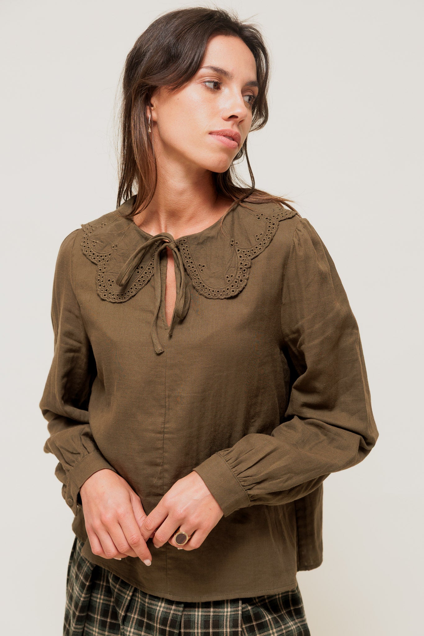 CORISANDE - Blouse Unie à Grand Col Brodé Kaki