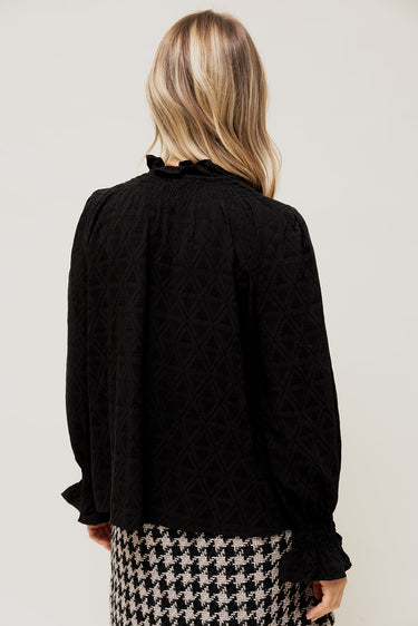 ISELYA - Chemise Noir à Reliefs et Détails Smockés