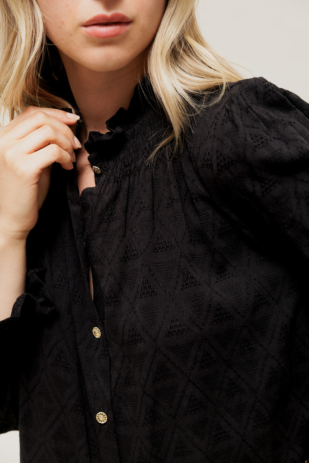 ISELYA - Chemise Noir à Reliefs et Détails Smockés