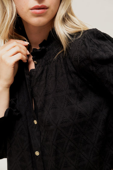 ISELYA - Chemise Noir à Reliefs et Détails Smockés