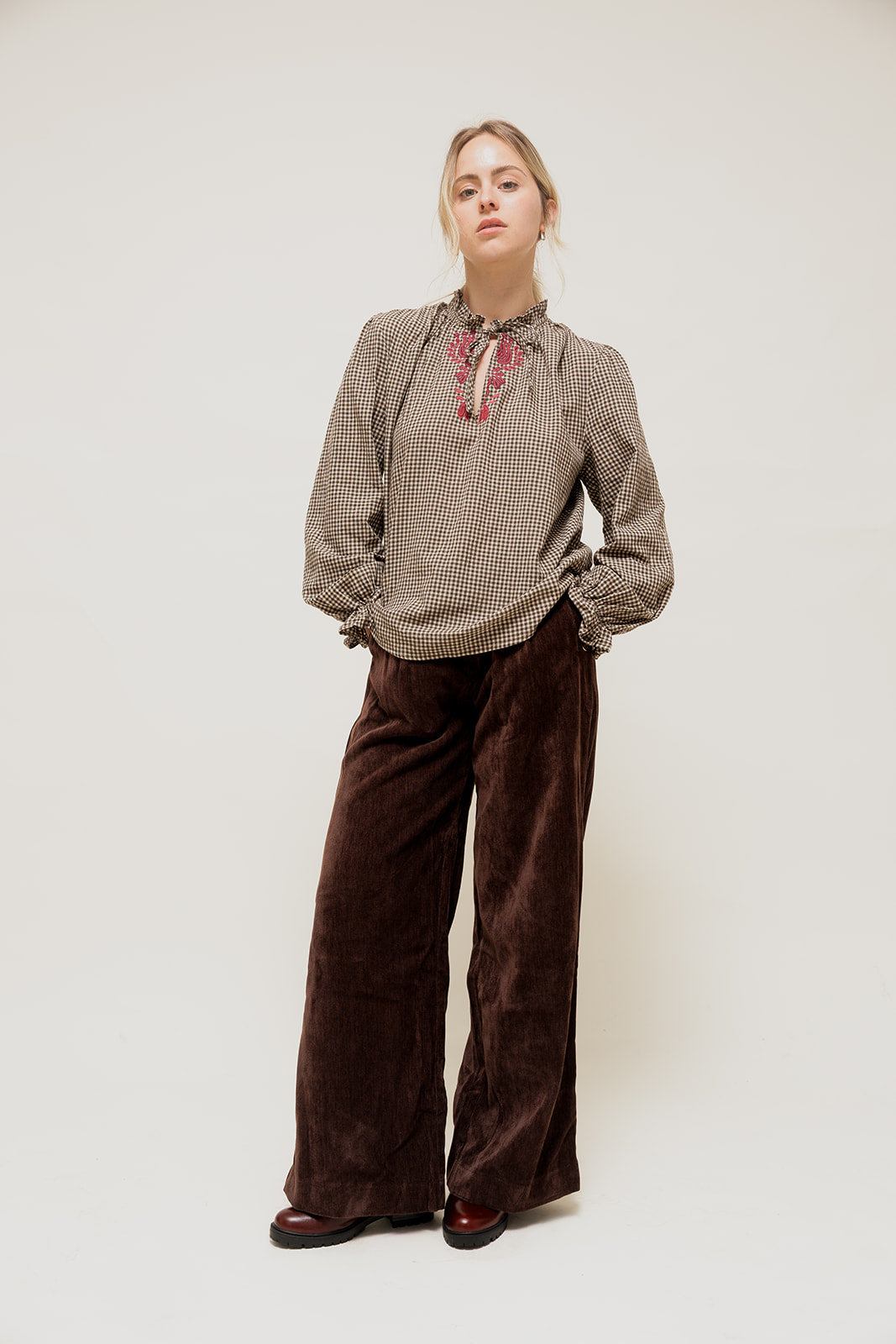ORLINA - Blouse à Carreaux avec Broderie au Col Beige
