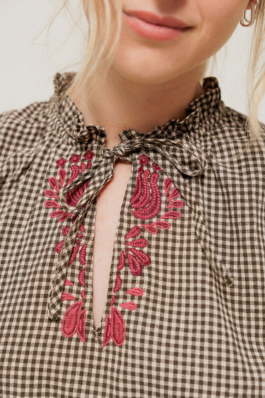 ORLINA - Blouse à Carreaux avec Broderie au Col Beige