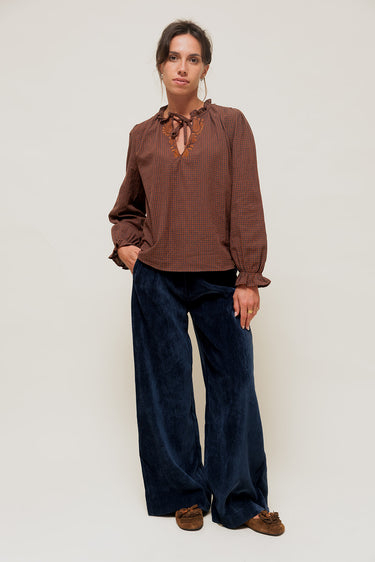 ORLINA - Blouse à Carreaux avec Broderie au Col Camel