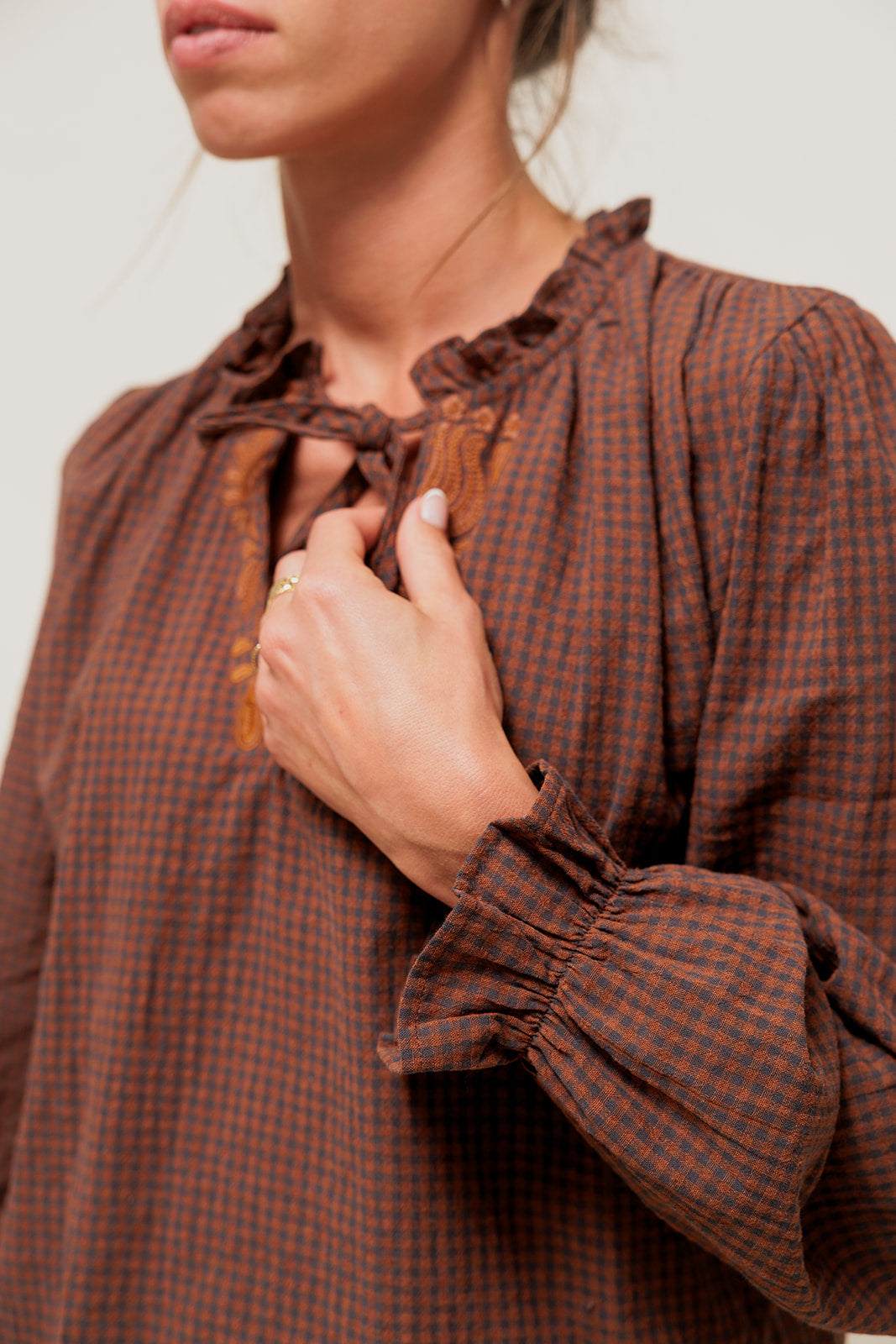 ORLINA - Blouse à Carreaux avec Broderie au Col Camel