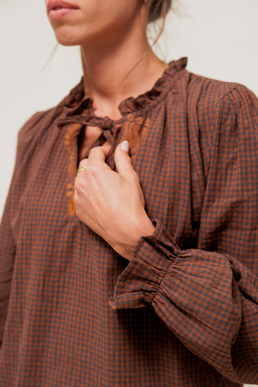 ORLINA - Blouse à Carreaux avec Broderie au Col Camel
