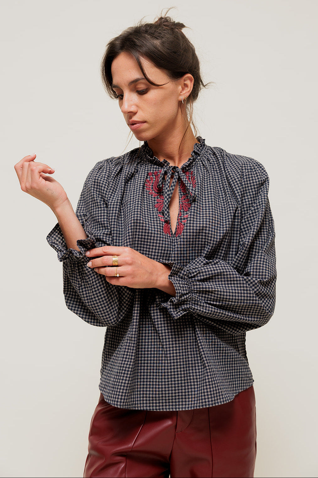 ORLINA - Blouse à Carreaux avec Broderie au Col Marine