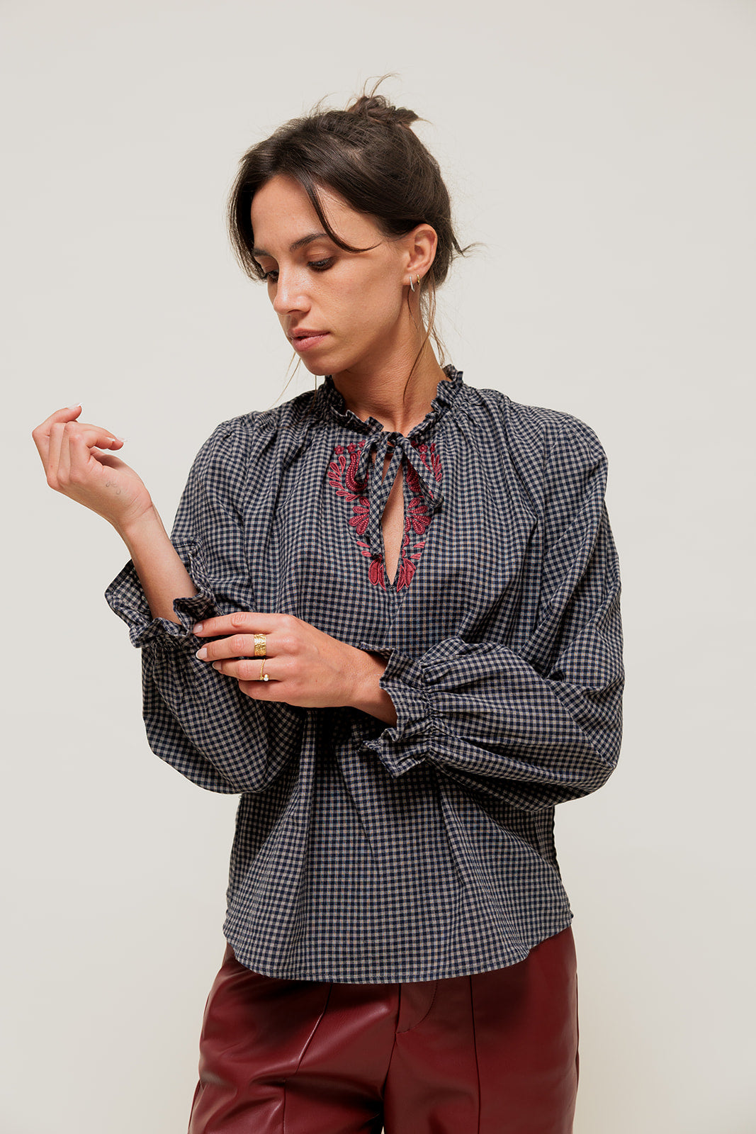 ORLINA - Blouse à Carreaux avec Broderie au Col Marine