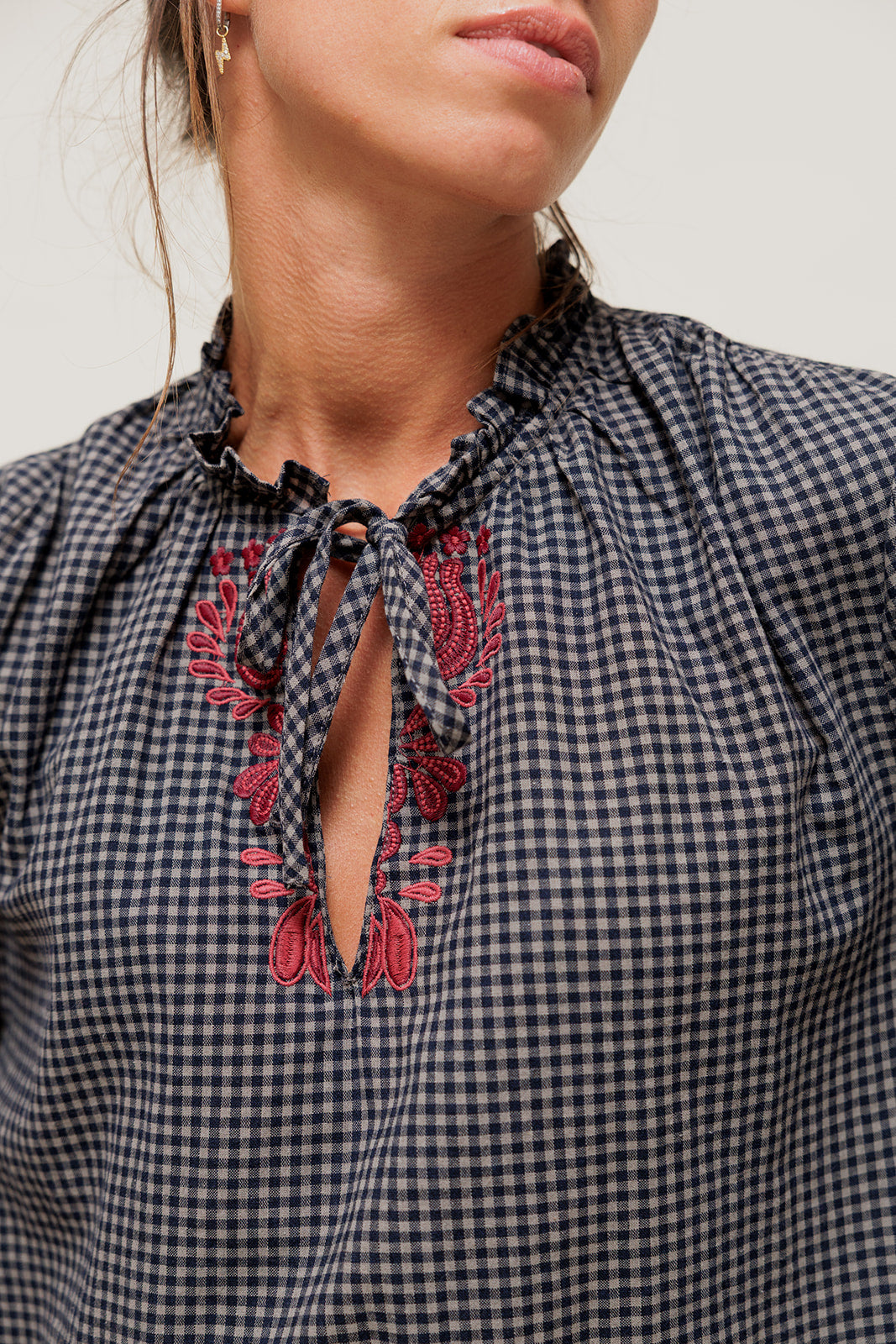 ORLINA - Blouse à Carreaux avec Broderie au Col Marine