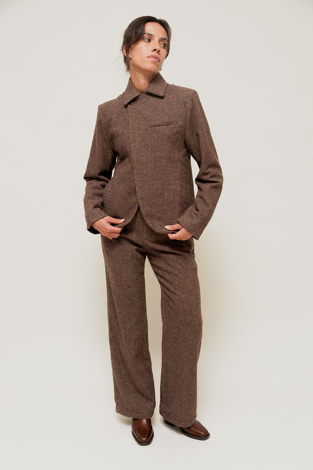 AMORIAH - Pantalon Coupe Large en Chevron Marron à Pinces