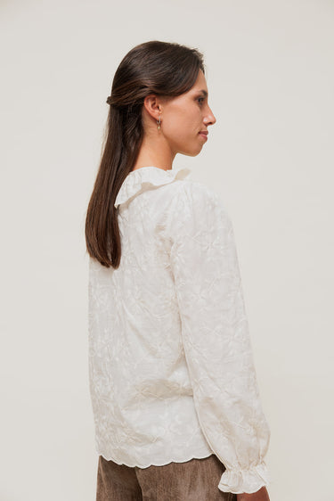 LORENCIA - Chemise Écrue Brodée à Col Volanté