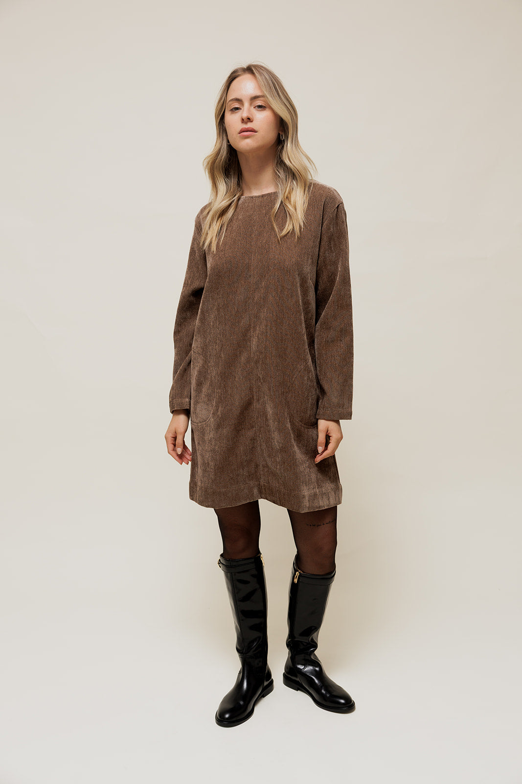 LORINE - Robe Courte Effet Velours à Manches Longues Taupe