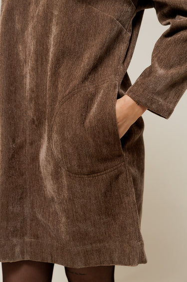 LORINE - Robe Courte Effet Velours à Manches Longues Taupe