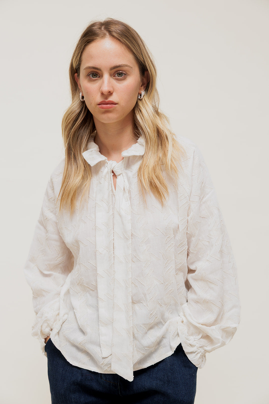JELISSE - Blouse Écrue Brodée à Col Noué