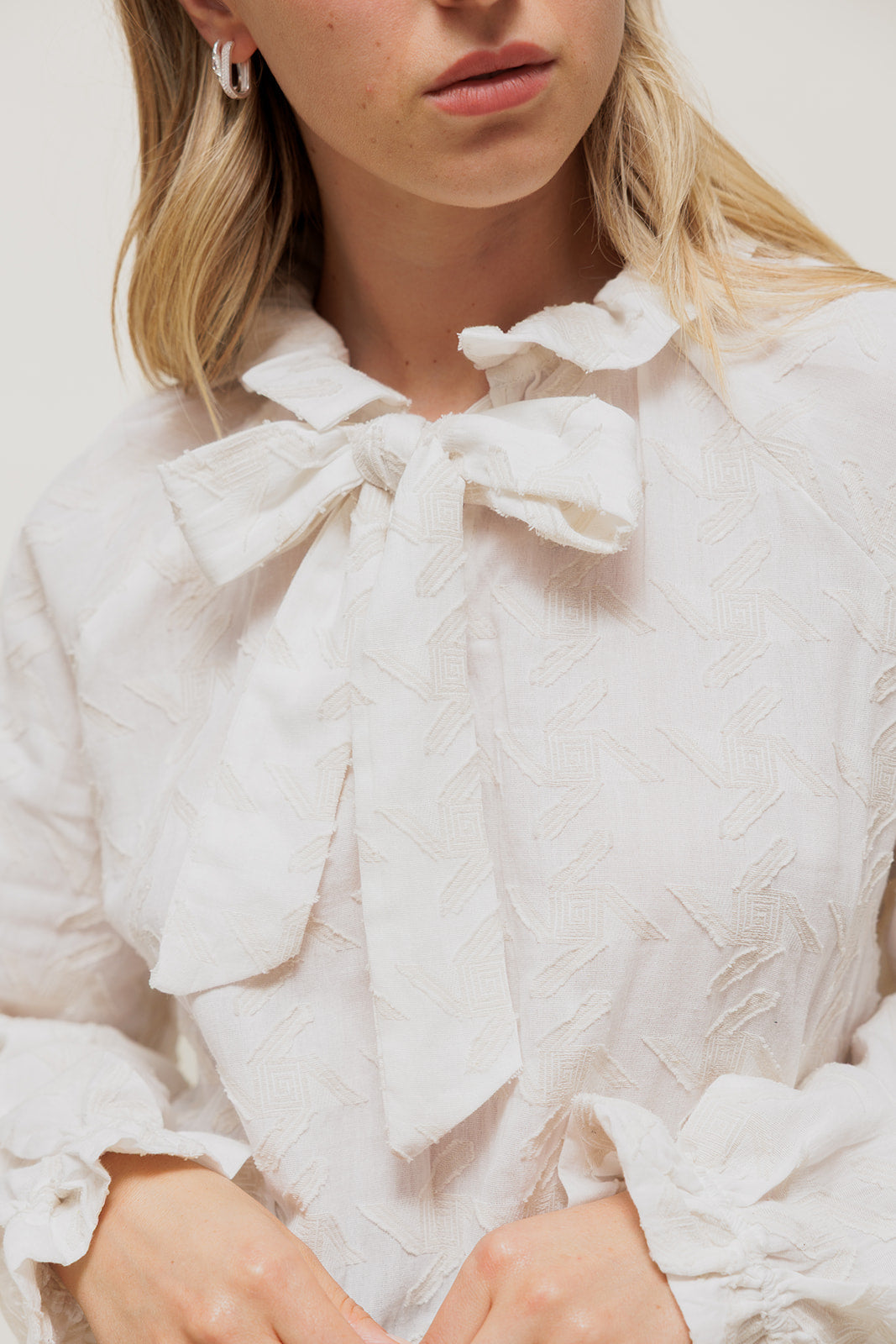JELISSE - Blouse Écrue Brodée à Col Noué
