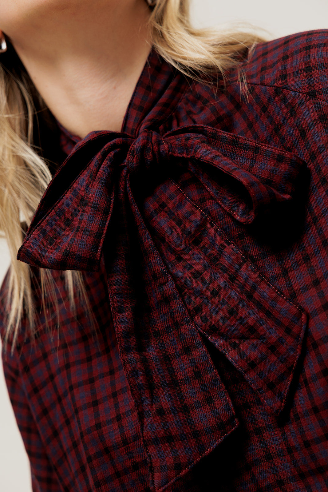 GÉLIANE -  Blouse à Carreaux et Col à Nouer Aubergine