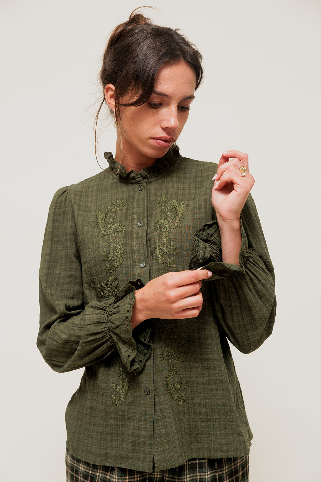 DORYNE - Chemise à Carreaux Ton sur Ton et Grand Col Brodé Kaki