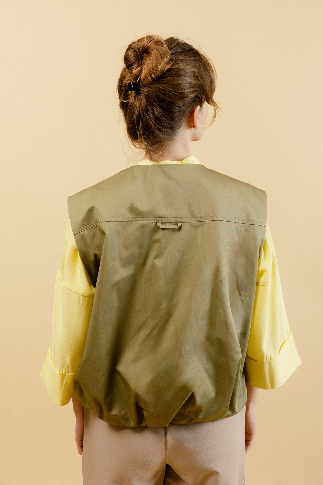 VÉRA - Veste Courte Kaki Unie Sans Manches